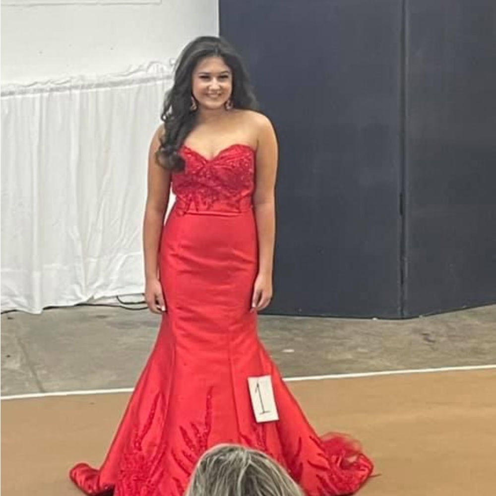 Beautiful winning Tony Bowls dress!